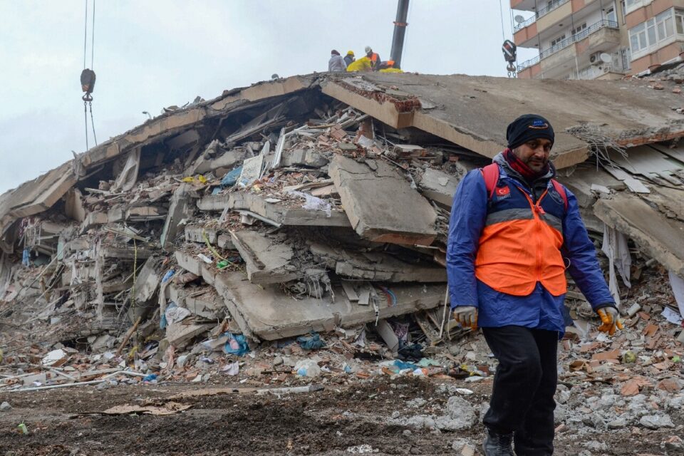 Un immeuble d'habitation de 11 étages transformé par le séisme en millefeuille de gravats et de plaques de béton, à Diyarbakir (Turquie), le 7 février 2023.